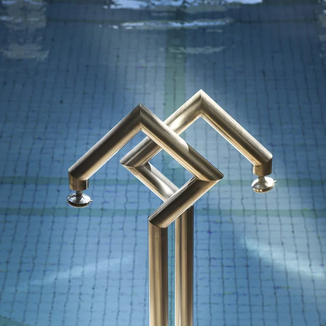 Zwei ineinander verschlungene Edelstahl-Geländer in einem Pool