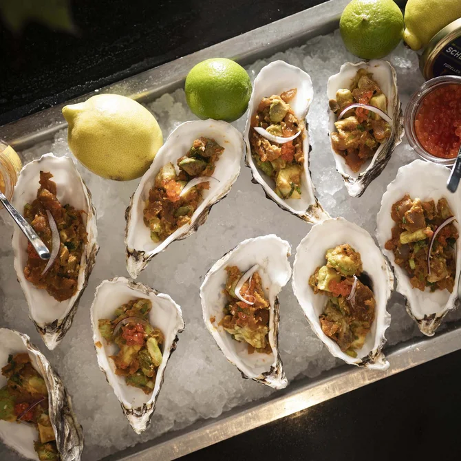 Austern auf Eis mit Limetten, Zitronen und Kaviar