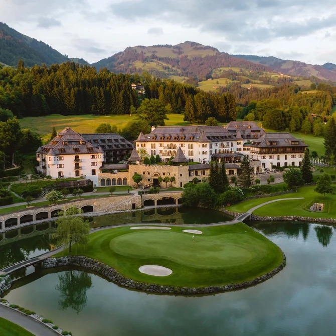 Luxushotel und Golfplatz mit Bergblick in einer grünen Landschaft